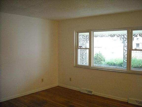 4th image of 1247 Drysdale Sq N