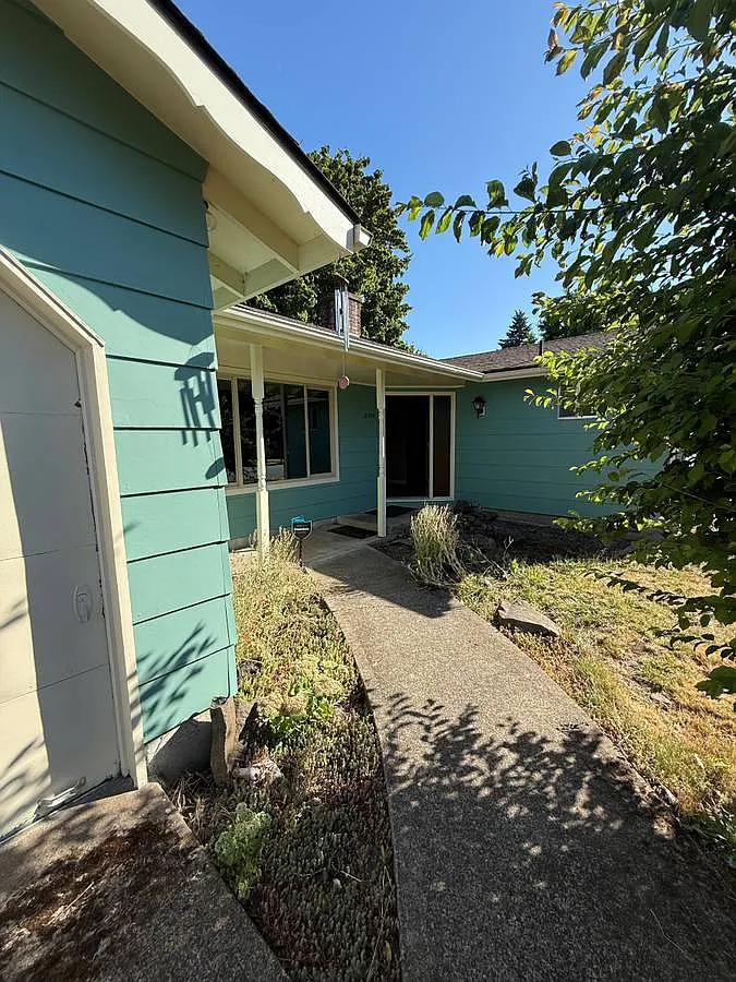 5 bed, 1951 sqft, $2,995 — Photo 3