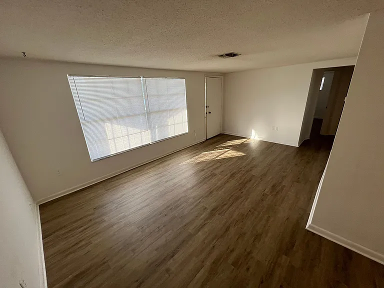 7833 Cayuga Dr — Photo 4
