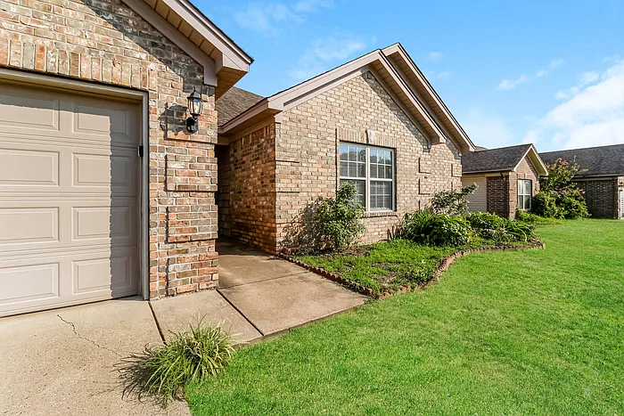 3 bed, 2.0 bath, 1486 sqft, $1,725 — Photo 3