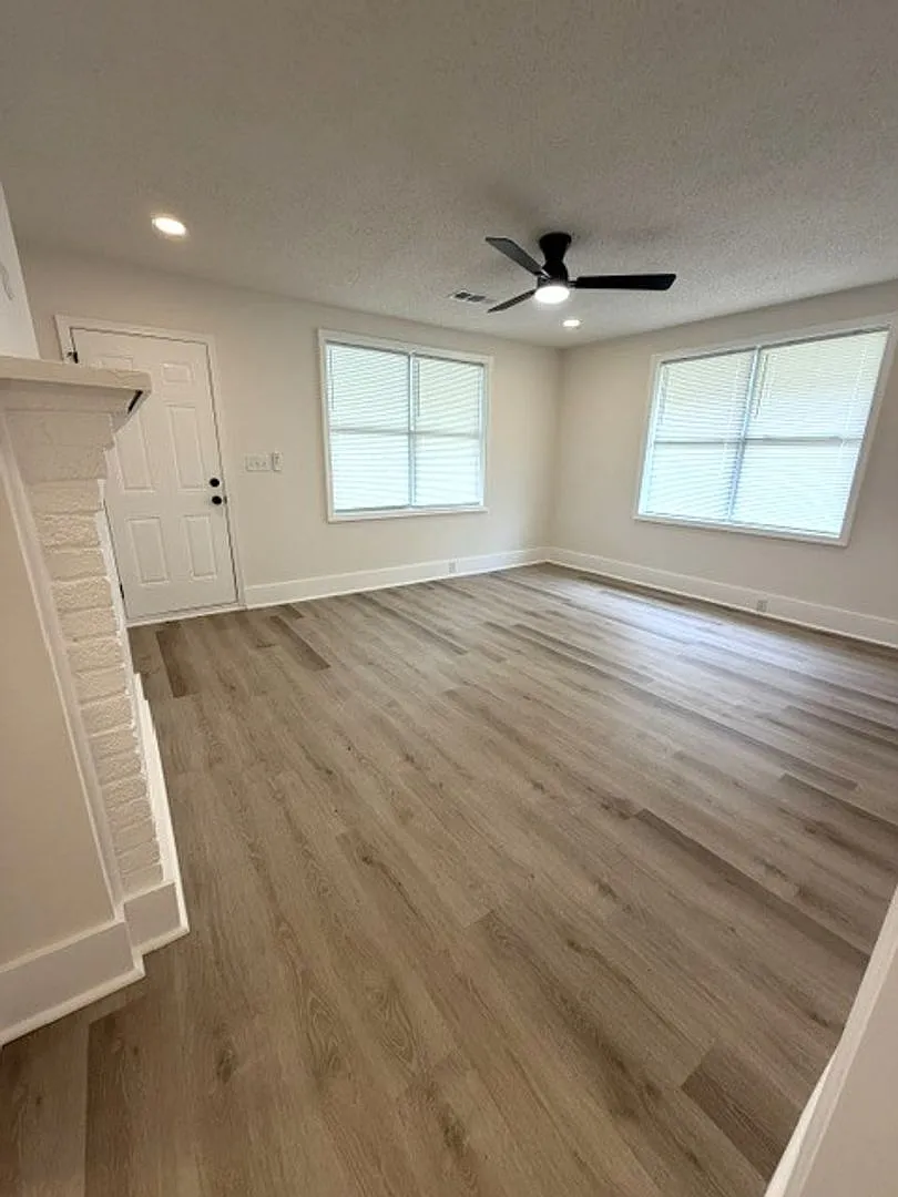 3 minutes from campus! 4 bedroom 2 bath house available now! — Photo 2