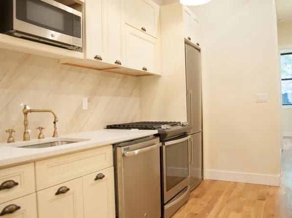 1426 De Kalb Avenue image 28 of 40