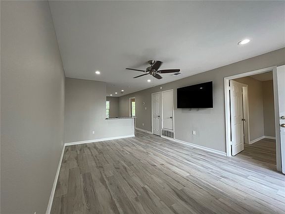 4th image of 310 Manuel Dr #A