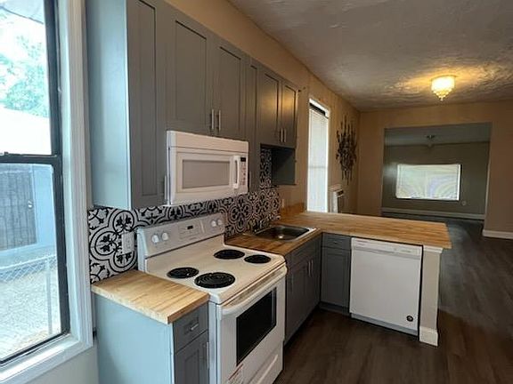 3rd image of 2907 N Woodrow Ave