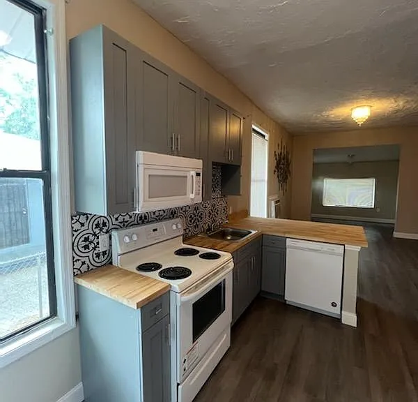 2907 N Woodrow Ave — Photo 3