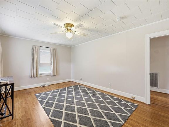 5th image of 404 Glen Raven Rd