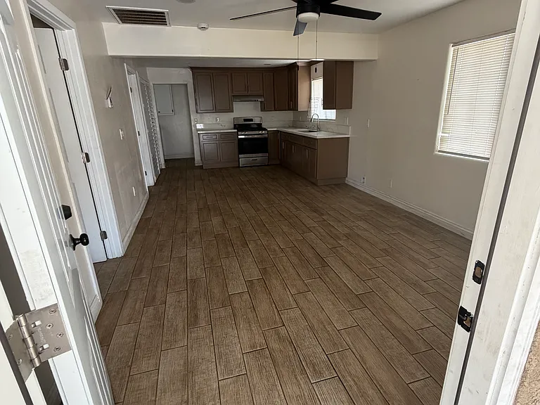 180 San Pedro St — Photo 2