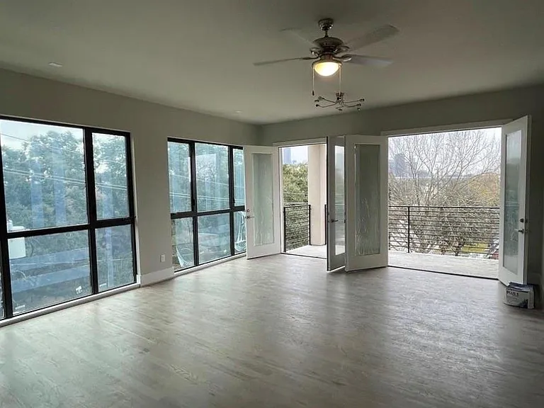 2727 Houston Ave #205 — Photo 2