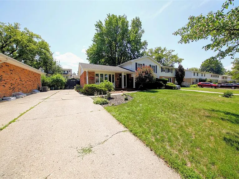 883 Assiniboine Cres — Photo 2
