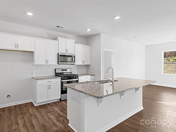3rd image of 52 Woodvale Dr