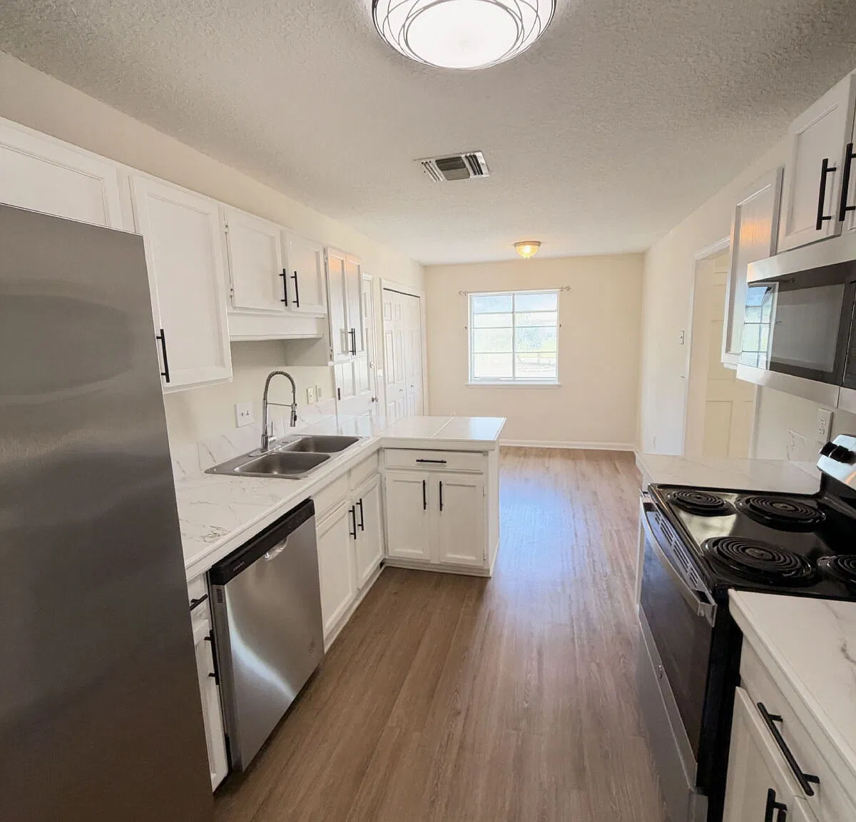 4 bed, 2.0 bath, 1936 sqft, $2,200 — Photo 2