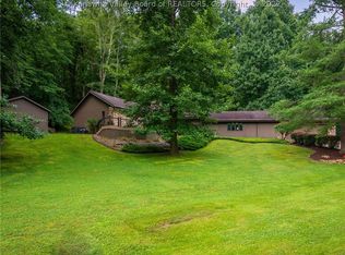 106 Rustic Highlands Rd, Hurricane, WV 25526