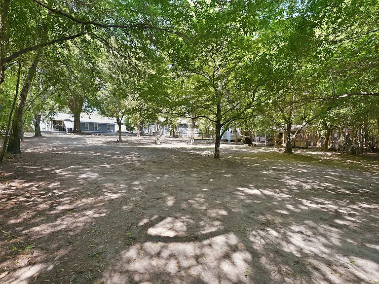 1425 Central Dr — Photo 55