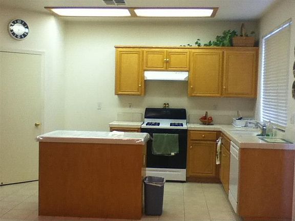 4th image of 4425 Eiffel Dr