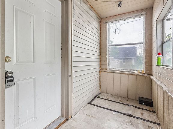 4th image of 2533 Rees St