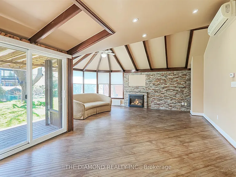 3927 Bloor St W — Photo 11