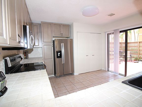 4th image of 8109 NW 71st Ct #8109