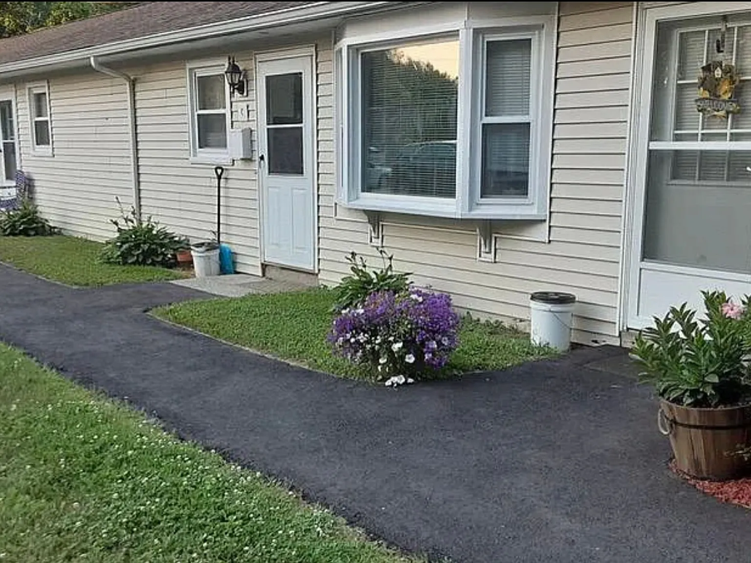 Single story Units with heat included, courtyard, and more — Photo 2
