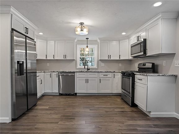3rd image of 14 Meadowbrook Dr