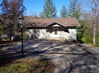 135 S Lake Dr, Hillsboro, MO 63050