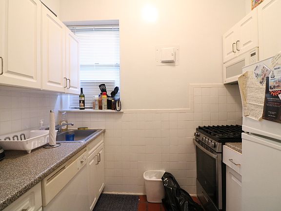 3rd image of 415 W 52nd St #5C