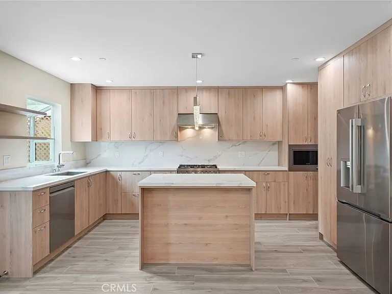 18748 Collins St — Photo 5