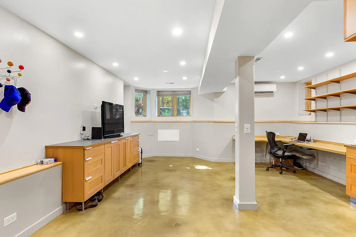 Building Photo - 2633 N Burling St