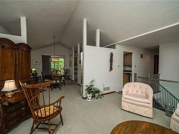 5th image of 238 Black Oak Dr