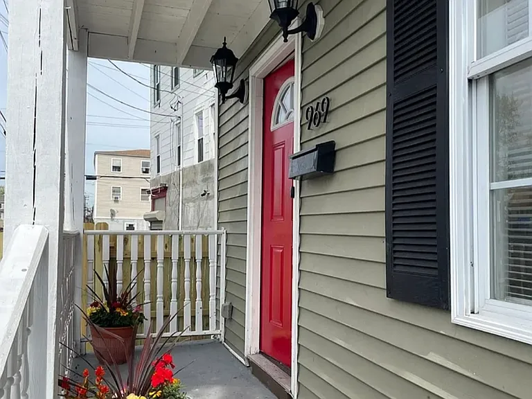 969 Maplewood Ave — Photo 2