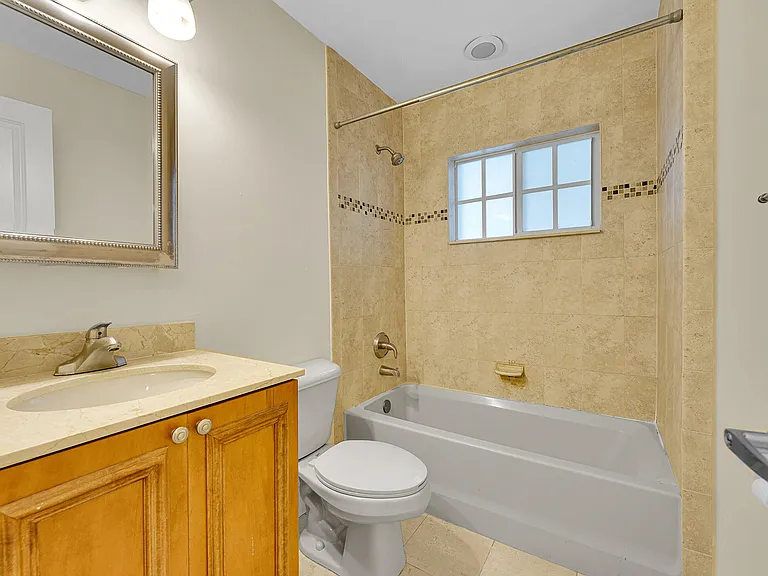 410 SW 15th St #202 — Photo 9