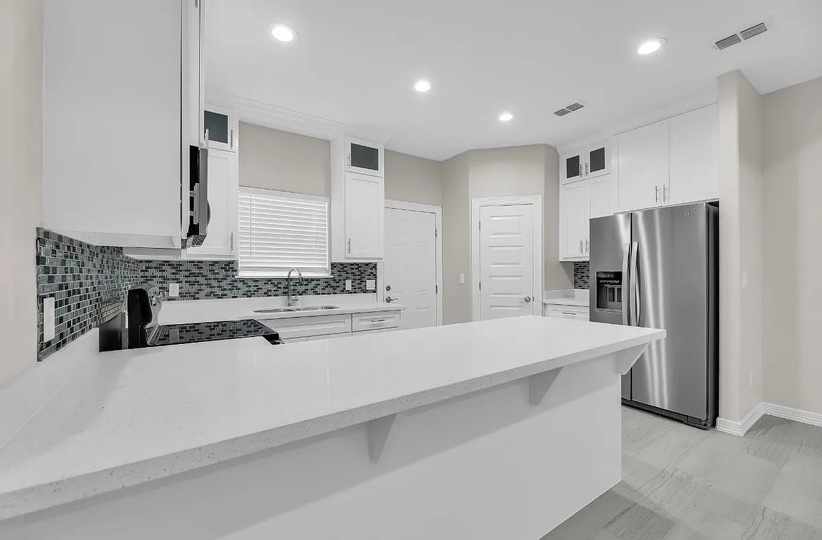 3 bed, 2.0 bath, 1050 sqft, $1,100 — Photo 2