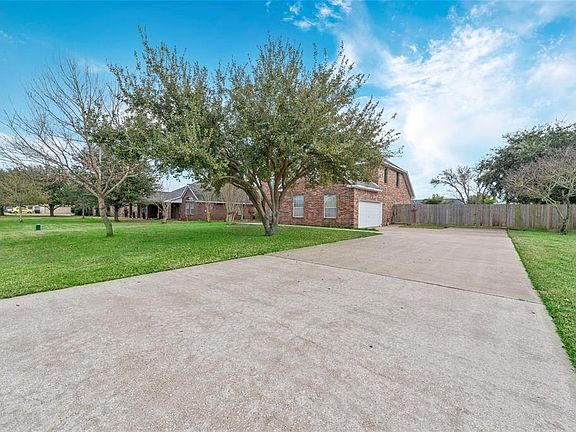3rd image of 10218 Travis Ln