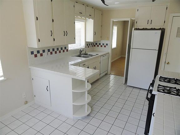 5th image of 3115 Castlewood St