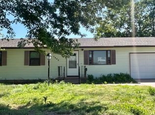 1402 N Green St, Hoisington, KS 67544