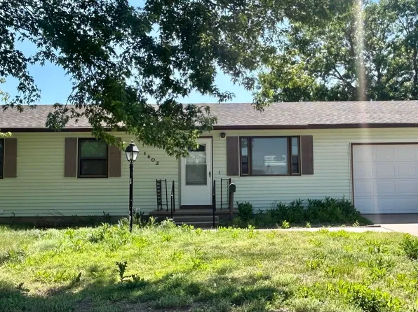 1402 N Green St, Hoisington, KS 67544