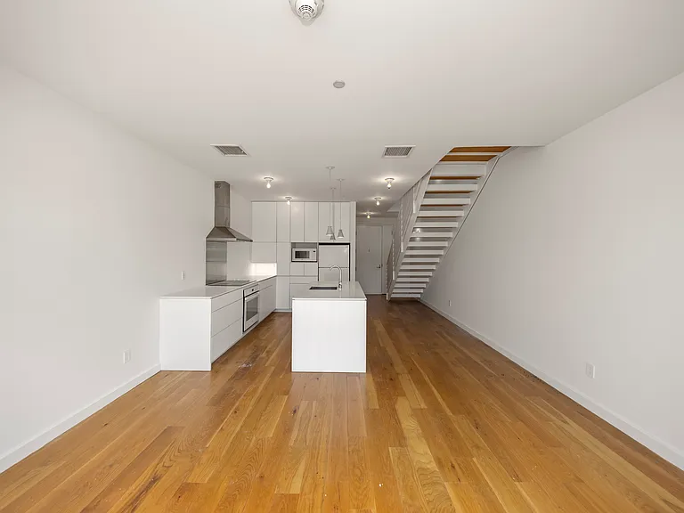 644 Selden St #302 — Photo 10