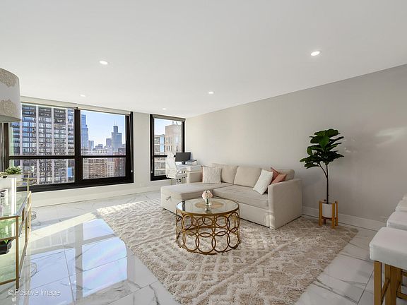 4th image of 1030 N State St APT 21J