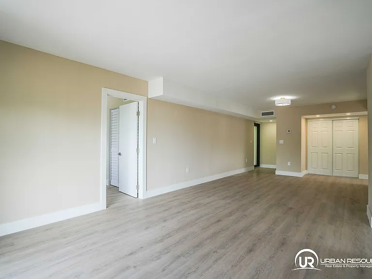 6960 Rue Vendome #201 — Photo 5