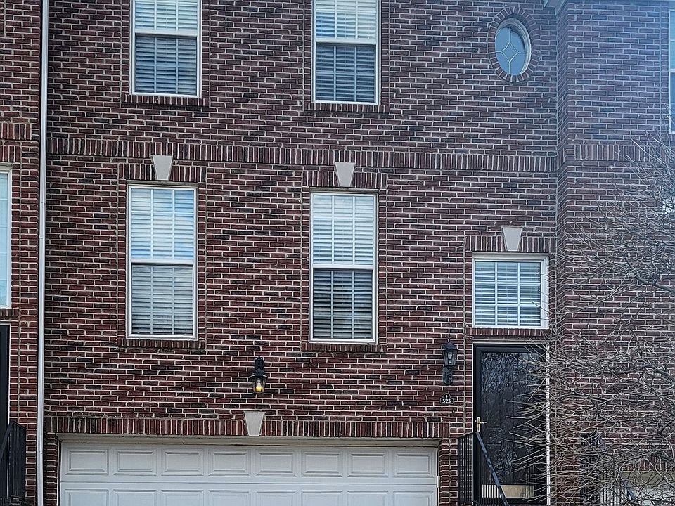 1st image of 523 E Vanderbilt Dr