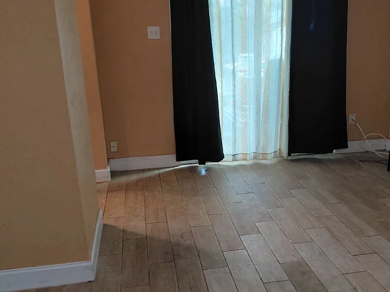 910 Green Park St — Photo 3