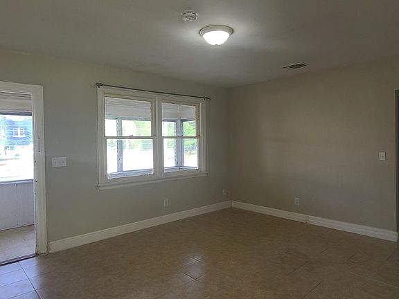 3rd image of 330 Avenue H SE