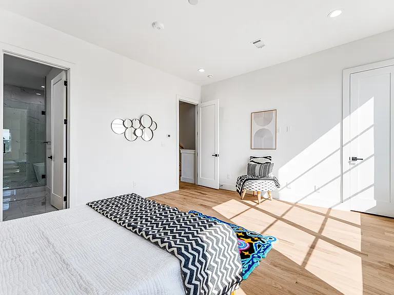 2080 Kelly Ave #102 — Photo 7