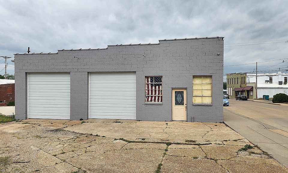 1st image of 209 W Washington St