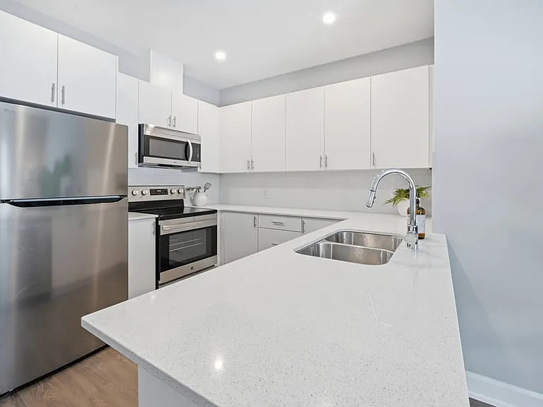 2380 Cleroux Cres #207 — Photo 3