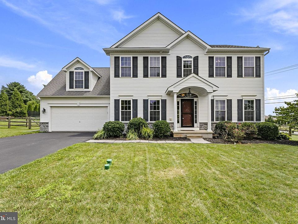1st image of 302 Redbud Dr