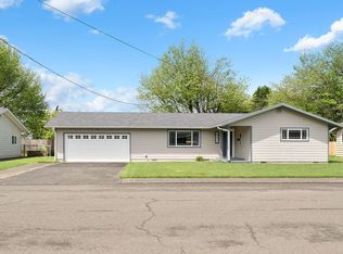 702 Cedar Ave, Tillamook, OR 97141