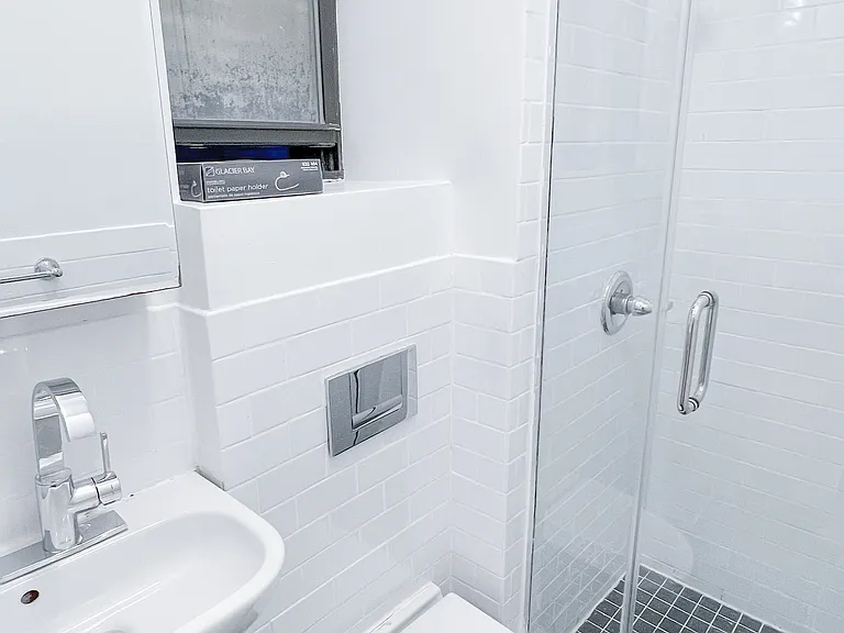 238 E 58th St #6 — Photo 5