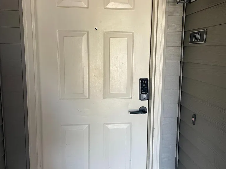 1019 Ravens Crest Dr — Photo 3