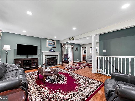 3rd image of 207 Walter Dr