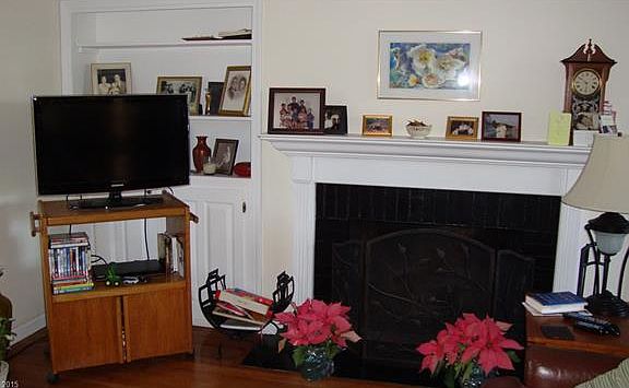 2nd image of 121 Briarwood Ln